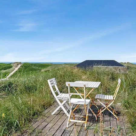 Gorgeous Thatched Holiday With A Fantastic Location - 1027 *