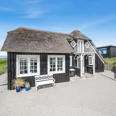 Gorgeous Thatched Holiday With A Fantastic Location - 1027 *