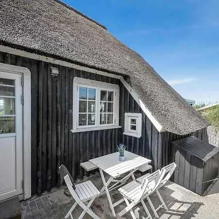 Gorgeous Thatched Holiday With A Fantastic Location - 1027 *